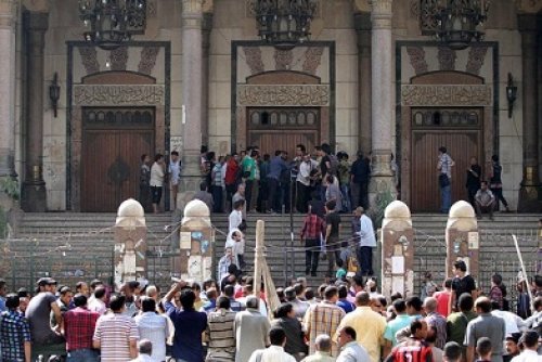 الامن المصري يخرج بالقوة مناصري الاخوان من مسجد في القاهرة