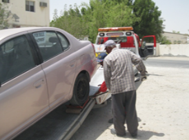 بلدية الجنوبية تبدأ حملة لإزالة المركبات المعروضة للبيع