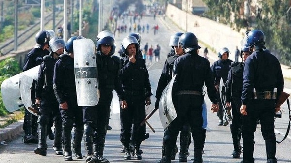 صدامات عنيفة بين الأمن وشباب عاطلين عن العمل في الجزائر