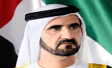 محمد بن راشد يمنح وشاحاً لأم الشهيد طارق الشحي