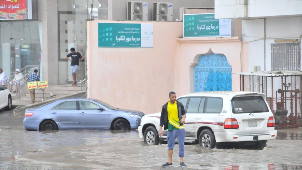 أمطار غزيرة تسبب قتلى واضطراب بالملاحة الجوية بالسعودية