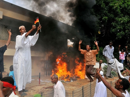 أمريكا ترسل قوة مارينز لحماية سفارتها في السودان