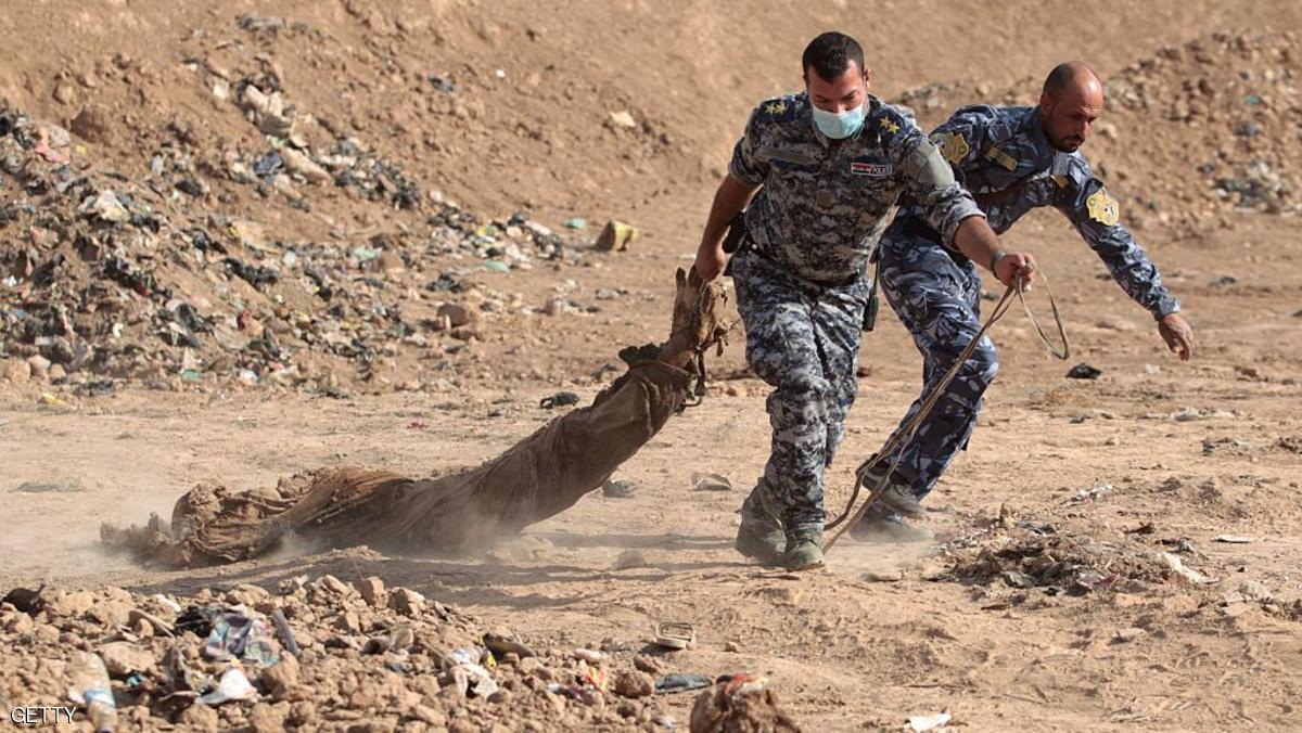 مقبرة كشفت الجريمة.. داعش قتل 300 شرطي بالموصل