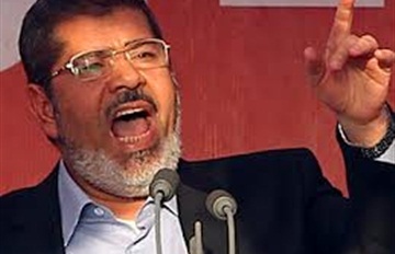 خبراء: مرسي يهدر دولة القانون بالإعلان الدستوري