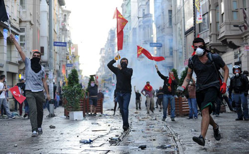 أردوغان يصدر قانون الانترنت.. ومواجهات بالشوارع التركية