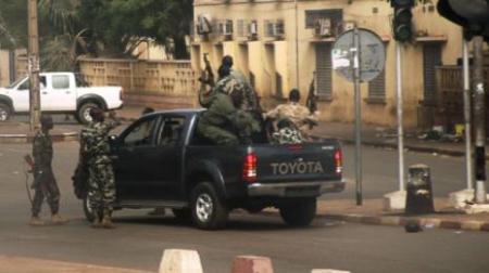 متمردو مالي يعلنون السيطرة على السلطة وحل المؤسسات