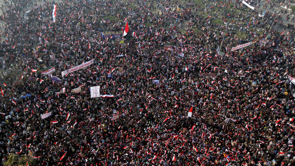 الآلاف يحتفلون في التحرير بالذكرى الثالثة لـ25 يناير