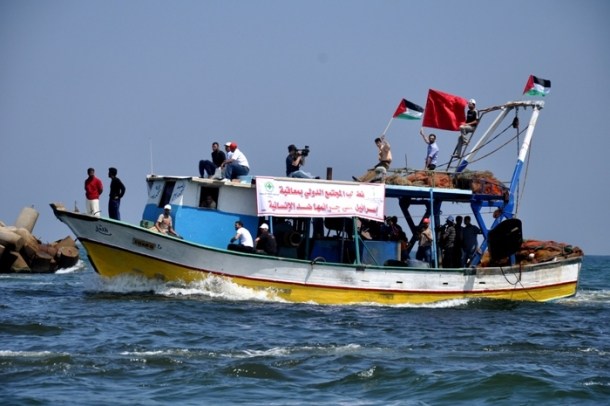 مجهولون يفجرون سفينة فلسطينية معدة للإبحار من غزة الى أوروبا لكسر الحصار