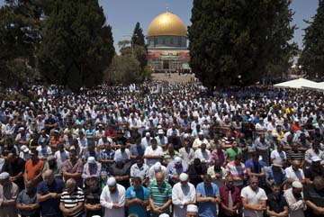 المصلون الفلسطينيون يطردون عشرات المستوطنين من المسجد الأقصى