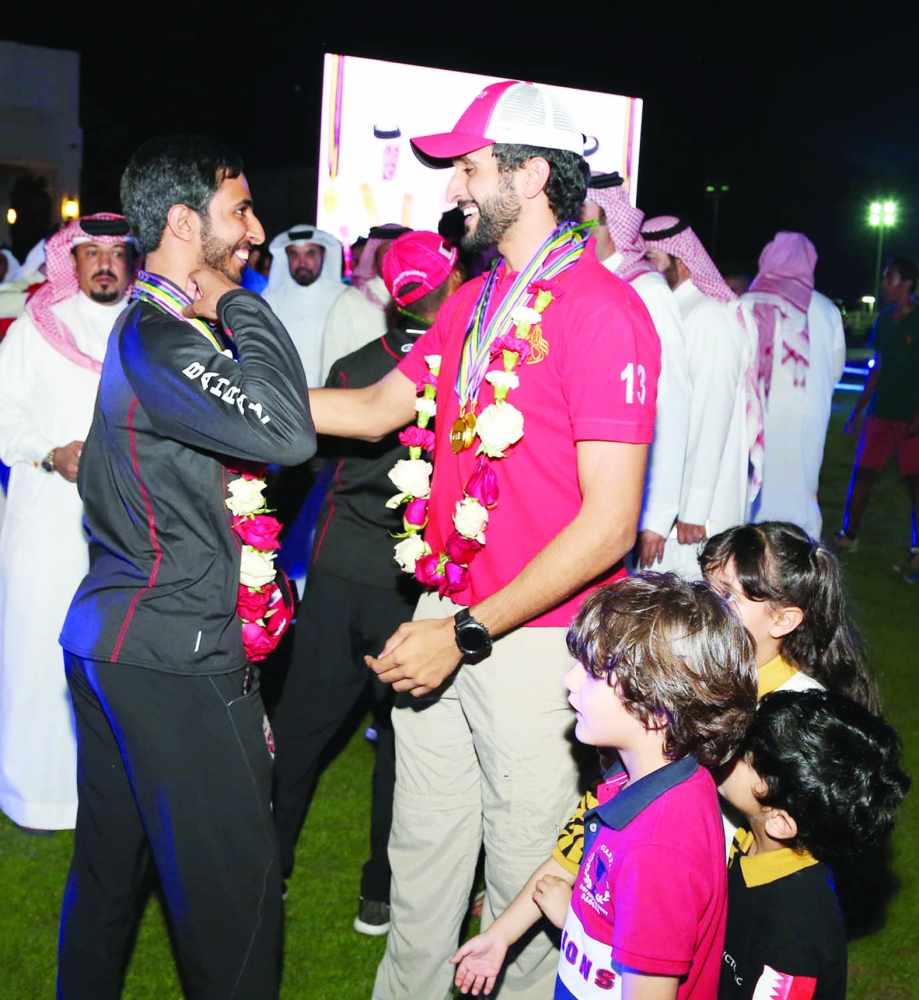 ناصر بن حمد يحتفي بعودة أبطال العالم في القدرة