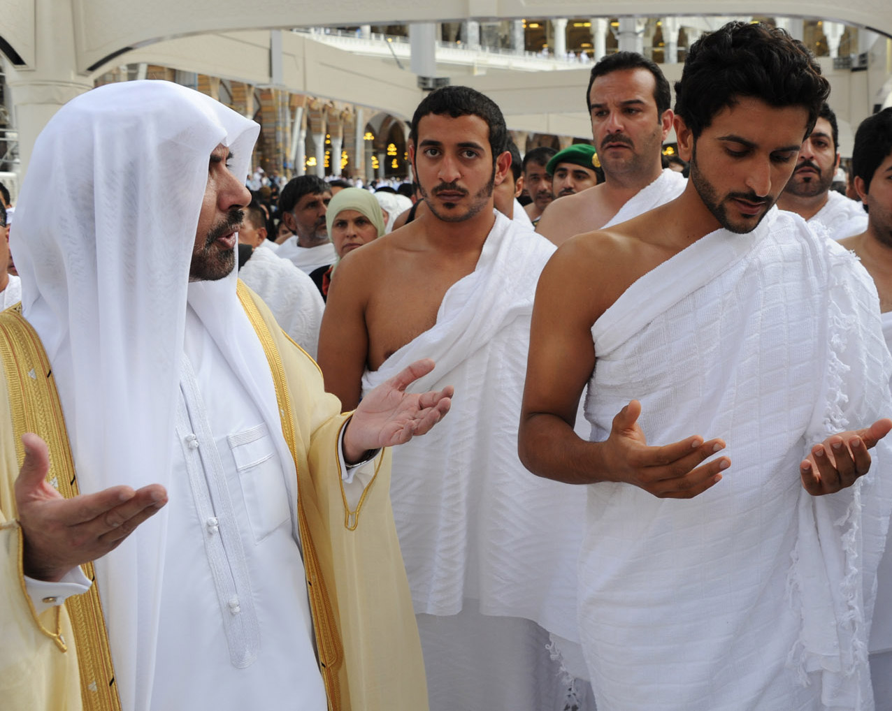 بالصور.. ناصر وخالد بن حمد يؤديان مناسك العمرة