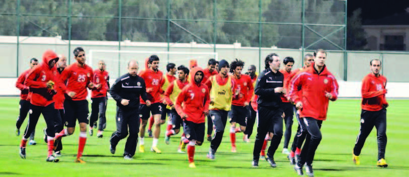 الأحمر يجري تدريبه على الملاعب الخارجية بقيادة كالديرون