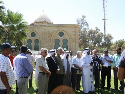 التصدي لمعرض خمور إسرائيلي بساحة مسجد بئر السبع بفلسطين