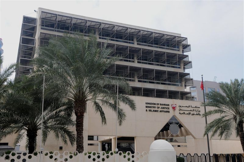 4 حسابات لعيسى قاسم  فيها 5.3 مليون دينار تم سحب 1.9 مليون منها