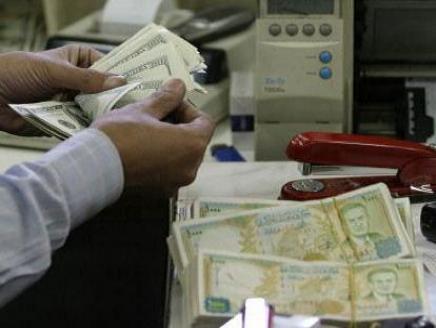 صحيفة: الليرة السورية تفقد 15% من قيمتها منذ الشهر الماضي