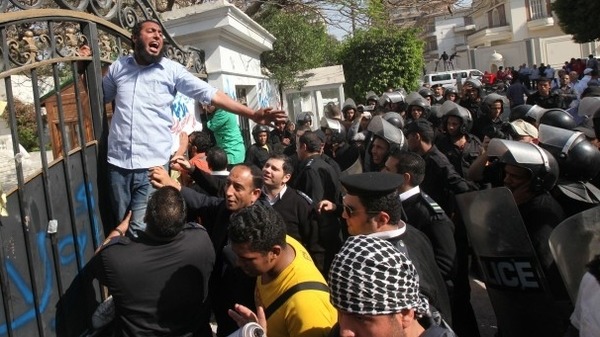 سلفيون يهاجمون منزل القائم بالأعمال الإيراني بمصر