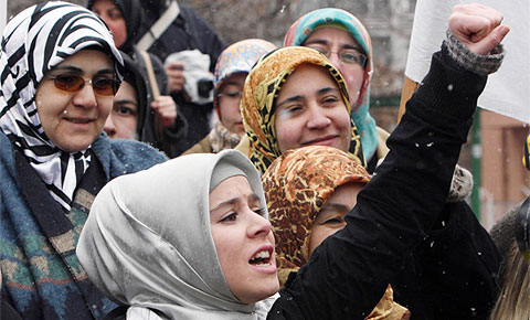 رئيسة جامعة تركية ترتدي الحجاب بعد رفع الحظر عنه