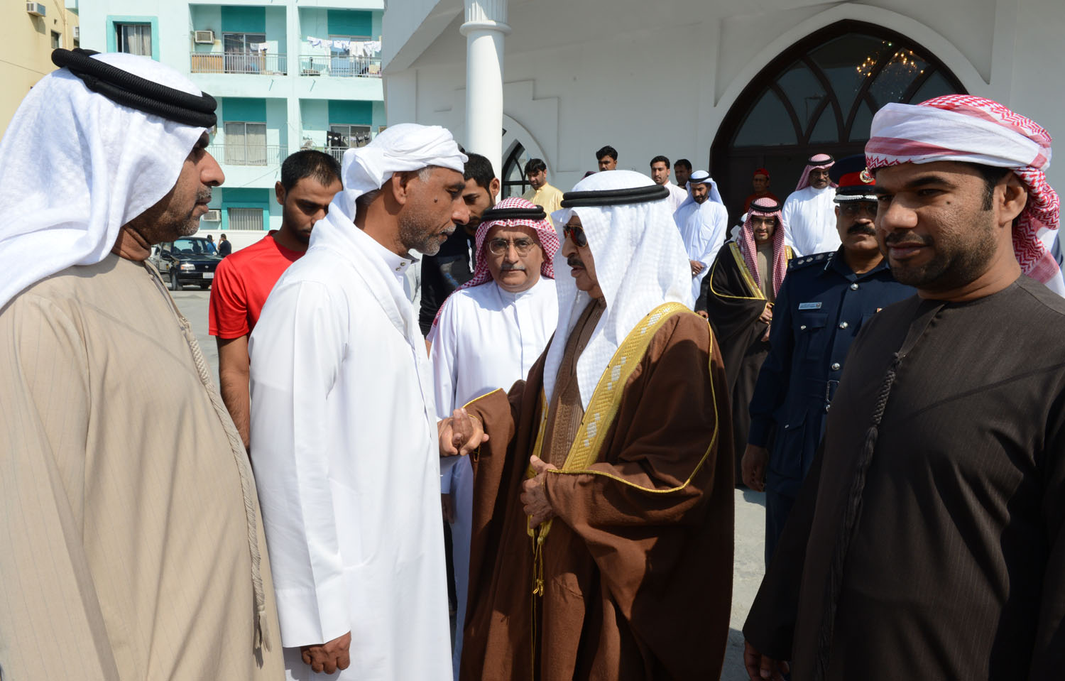 رئيس الوزراء معزياً ذوي شهيد الواجب: يد العدالة ستطال كم من أجرم .. صور