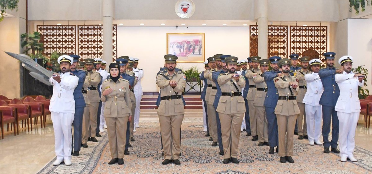 وزير شؤون الدفاع يستقبل عدداً من الضباط الخريجين حديثاً من الكليات والمعاهد العسكرية