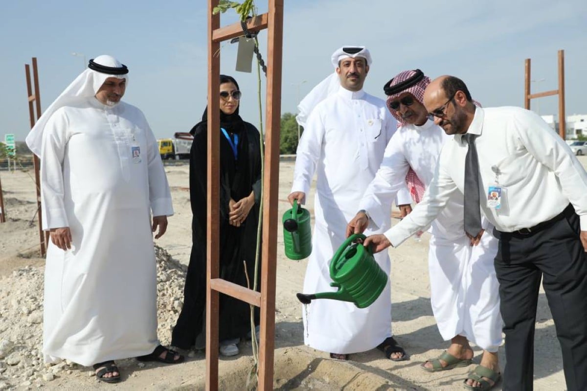 بلدية المنطقة الجنوبية تزرع 200 شتلة بشارع الشيخ سلمان