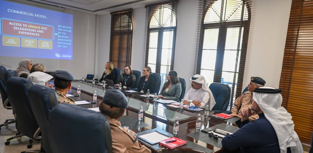 عبدالله بن حمد يطلع لدى ترؤسه اجتماع اللجنة العليا المنظمة لمعرض للطيران على آخر الاستعدادات والتحضيرات