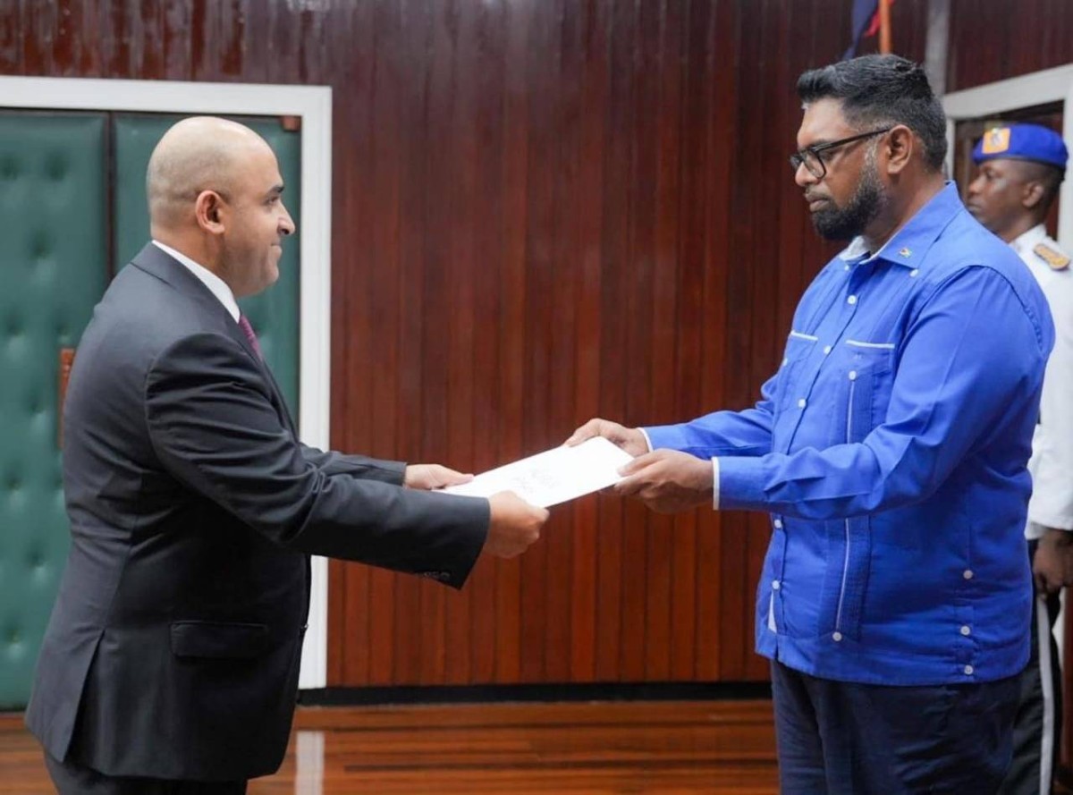 رئيس غيانا التعاونية يتسلم أوراق اعتماد سفير البحرين