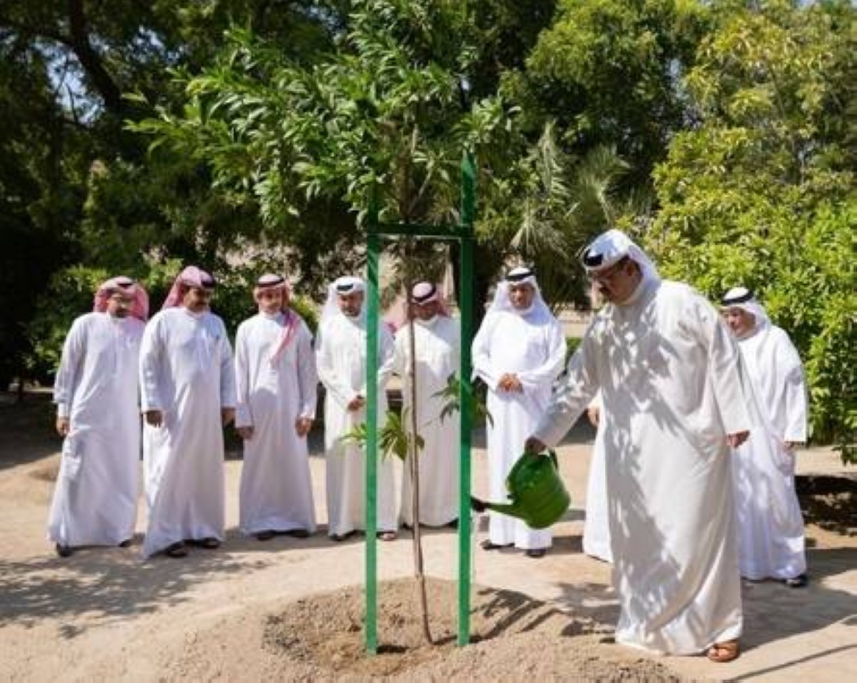 رئيس ديوان ولي العهد يشارك في فعالية أسبوع الشجرة