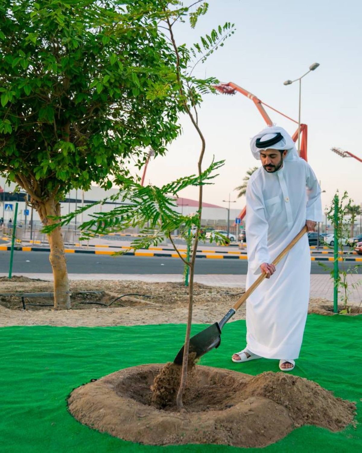 خالد بن حمد يشارك بفعاليات «إسبوع الشجرة»