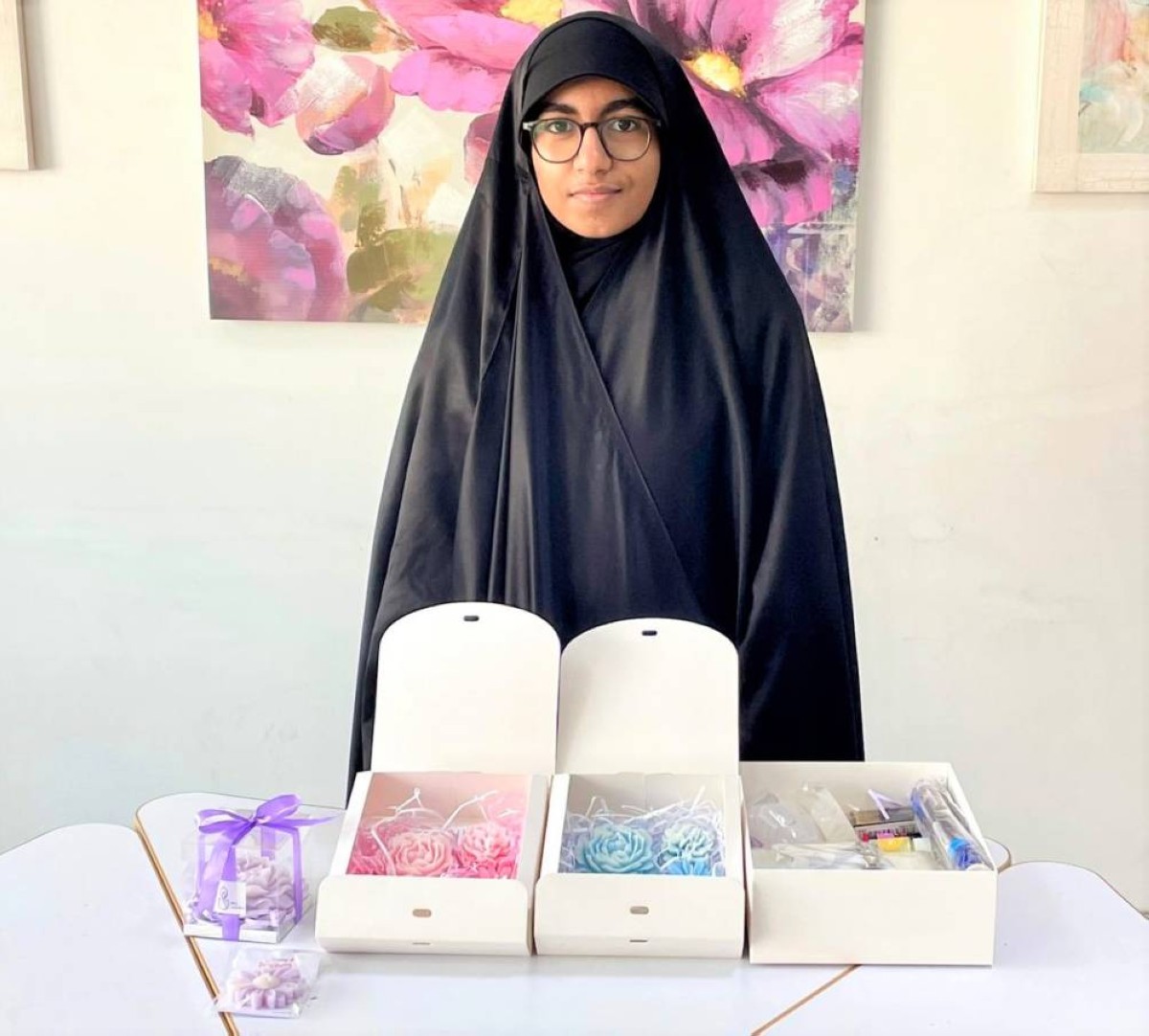 الطالبة علياء تحوّل موهبتها إلى مشروع لإنتاج الشموع المعطرة