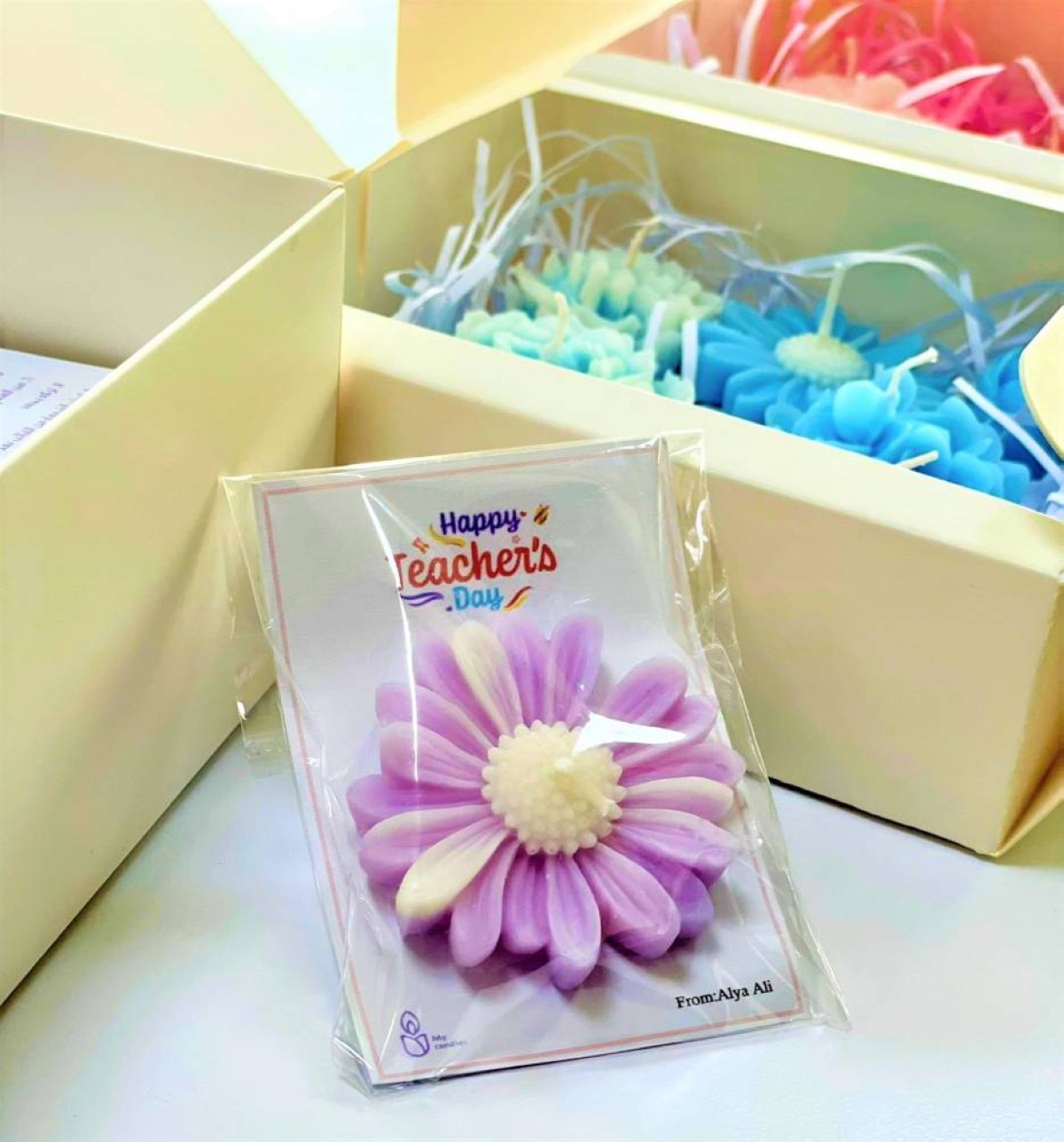 الطالبة علياء تحوّل موهبتها إلى مشروع لإنتاج الشموع المعطرة