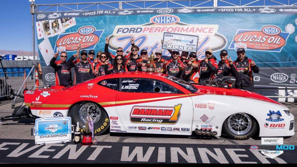 الرئيس التنفيذي للحلبة يهنئ عبدالله بن حمد وجوردان لازيك بمناسبة فوز فريق 'بحرين1' بلقب بطولة NHRA