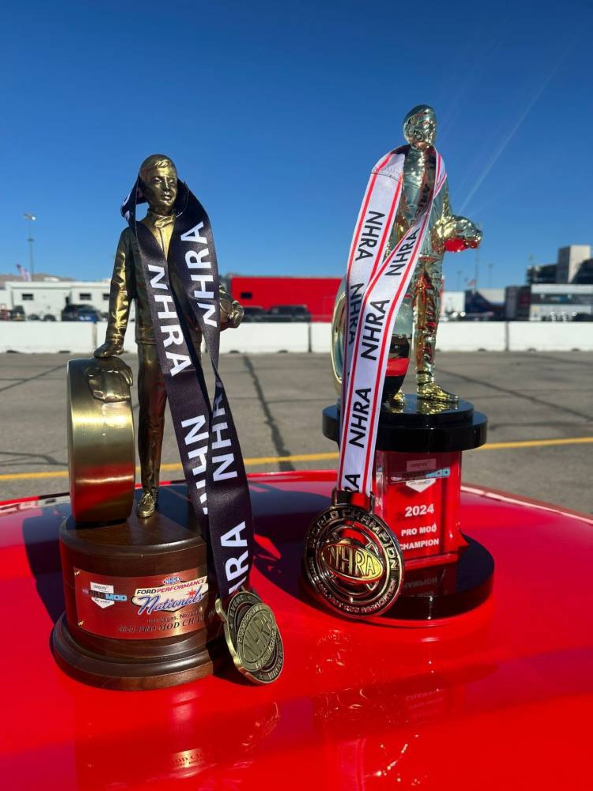 الرئيس التنفيذي للحلبة يهنئ عبدالله بن حمد وجوردان لازيك بمناسبة فوز فريق 'بحرين1' بلقب بطولة NHRA