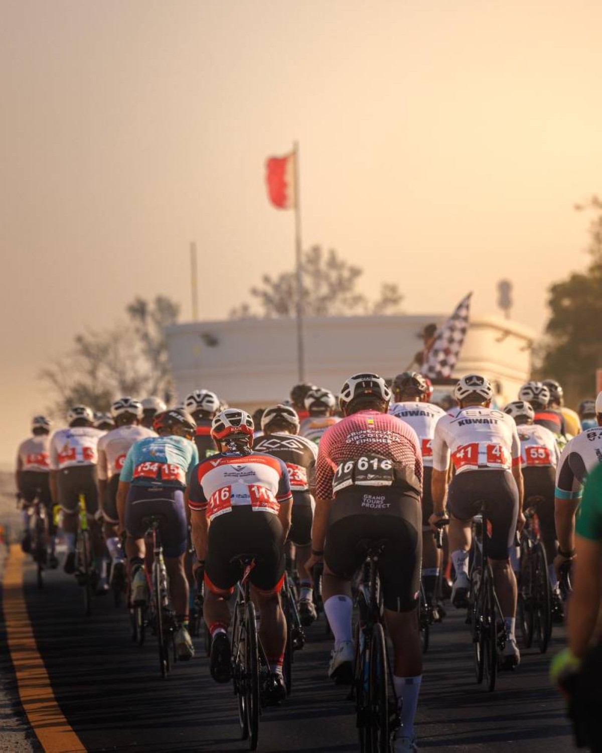 'فيكتوريوس' و'ABH' حافظا على الصدارة.. منافسات قوية بالمرحلة الثانية لطواف ناصر بن حمد للدراجات الهوائية للهواة