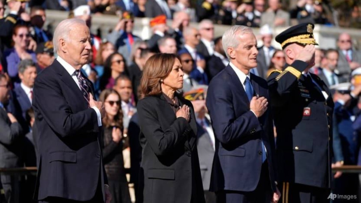 لأول مرة منذ هزيمتها.. هاريس تظهر إلى جانب بايدن