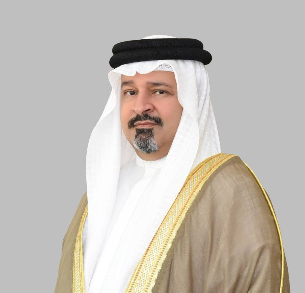 الشيخ أحمد بن محمد يهنئ  الملك بنجاح معرض البحرين الدولي للطيران 2024