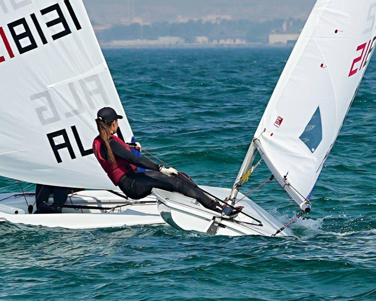 اليوم الأول للبطولة العربية للشراع للفتيات .. ملاك الدوسري بقمة منافسات الأوبتميست
