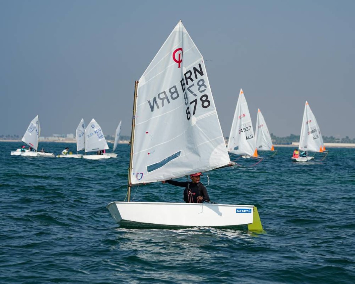 اليوم الأول للبطولة العربية للشراع للفتيات .. ملاك الدوسري بقمة منافسات الأوبتميست