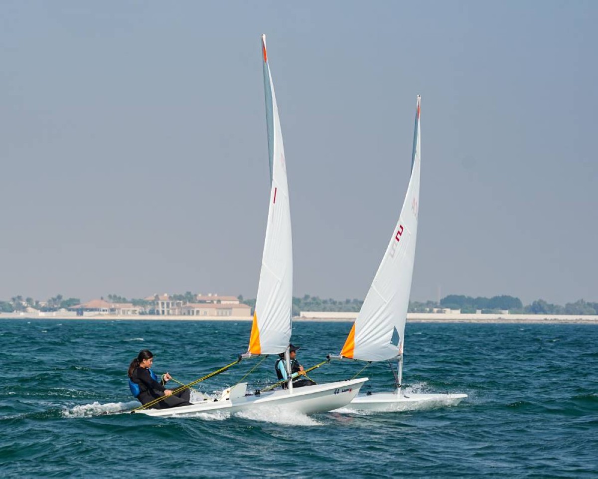 اليوم الأول للبطولة العربية للشراع للفتيات .. ملاك الدوسري بقمة منافسات الأوبتميست