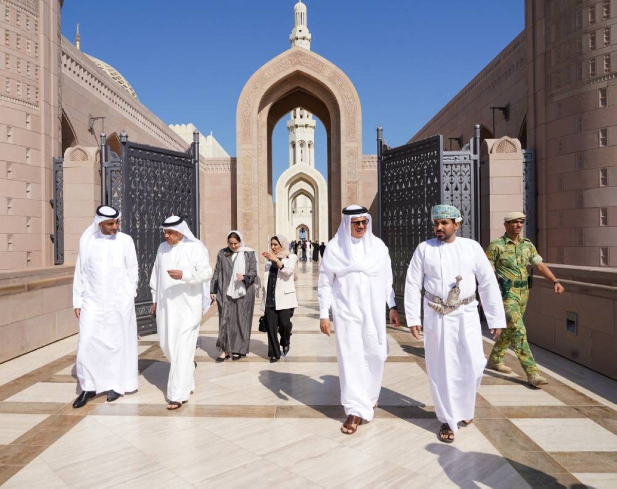 وزير الخارجية ووزير شؤون مجلس الوزراء يقومان بزيارة إلى جامع السلطان قابوس الكبير في مدينة مسقط