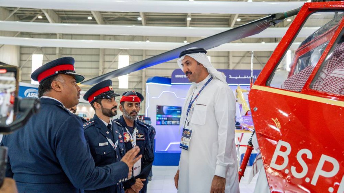 وزير المواصلات والاتصالات يزور عدد من الأجنحة بمعرض البحرين الدولي للطيران 2024