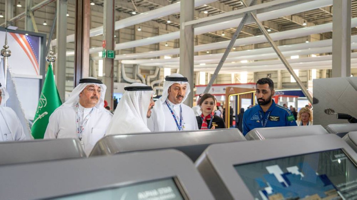 وزير المواصلات والاتصالات يزور عدد من الأجنحة بمعرض البحرين الدولي للطيران 2024