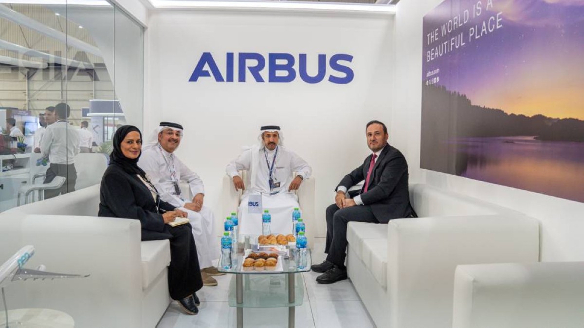 وزير المواصلات والاتصالات يزور عدد من الأجنحة بمعرض البحرين الدولي للطيران 2024