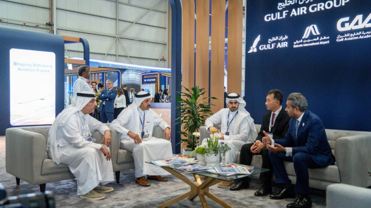 وزير المواصلات والاتصالات يزور عدد من الأجنحة بمعرض البحرين الدولي للطيران 2024