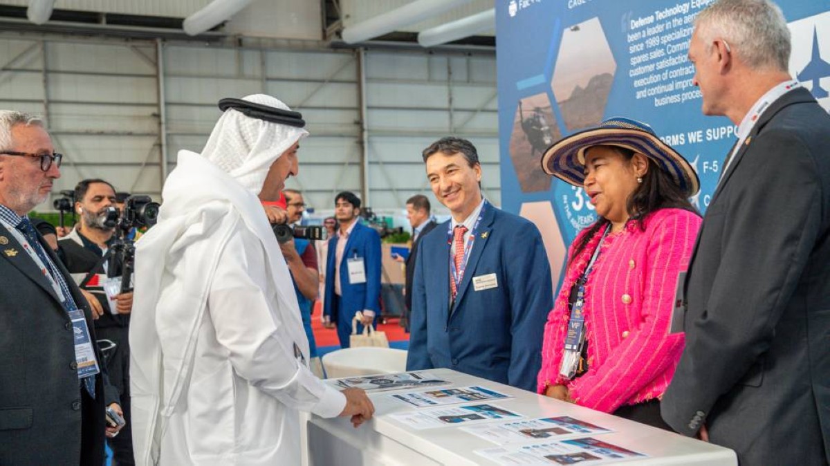 وزير المواصلات والاتصالات يزور عدد من الأجنحة بمعرض البحرين الدولي للطيران 2024