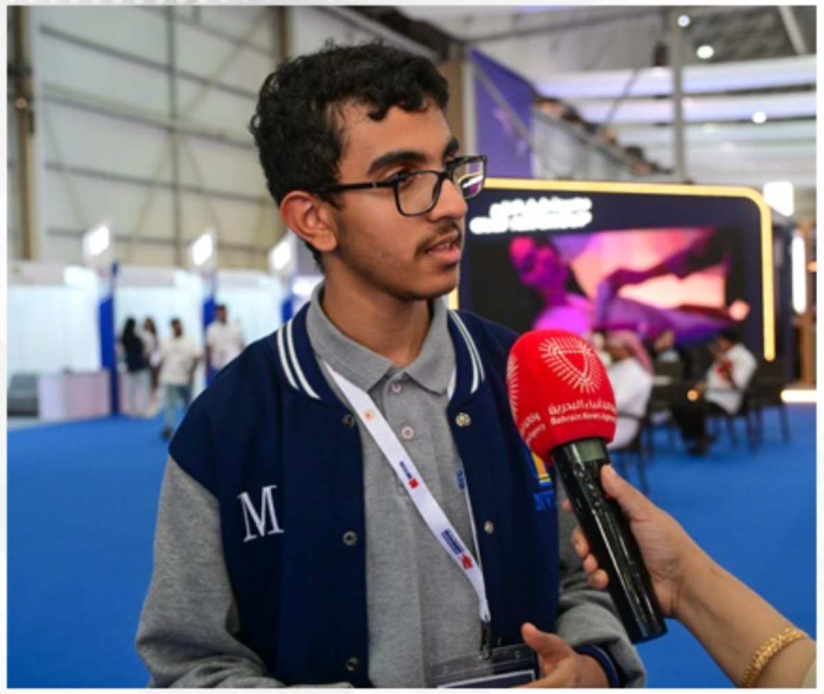 طلبة المدارس والجامعات يتفاعلون مع معرض البحرين الدولي للطيران 2024