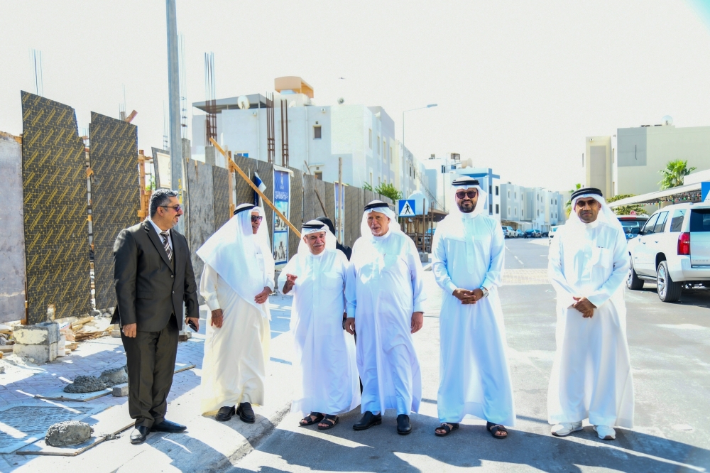 رئيس الأوقاف الجعفرية يطلّع على سير العمل في مشاريع الجوامع والمساجد بمدينة سلمان