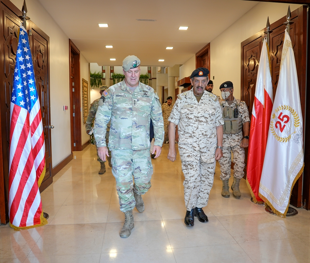 القائد العام لقوة دفاع البحرين يستقبل قائد القيادة المركزية الأمريكية&lrm;&lrm;&lrm;&lrm;&lrm;&lrm;