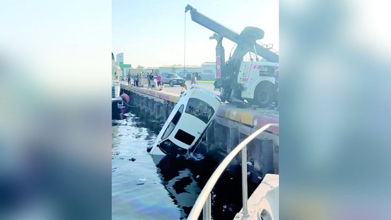 فريق الإنقاذ البحري بدبي يتعامل مع حادث سقوط مركبة في البحر