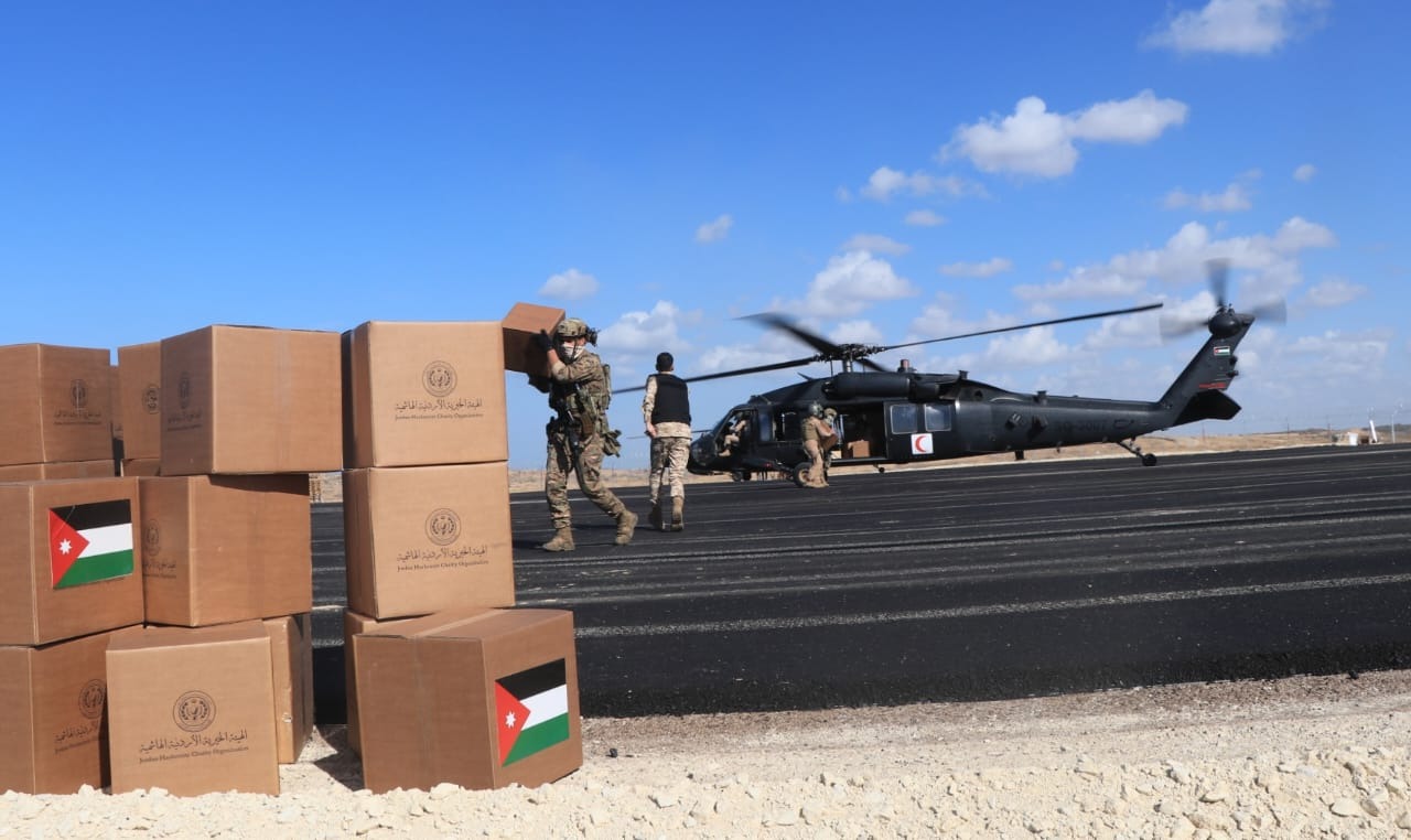 الأردن يسير لأول مرة سرباً من المروحيات المحملة بالمساعدات لقطاع غزة