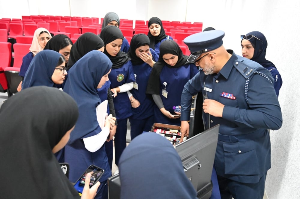 «المباحث والأدلة الجنائية» تنشر الوعي حول قضية «السلائف الكيميائية» و«أضرار المواد المخدرة» بجامعة الخليج العربي